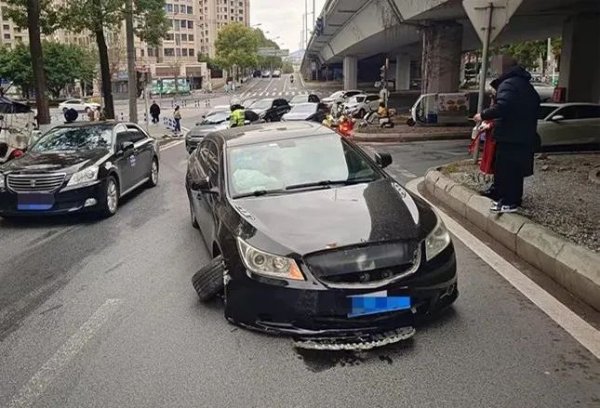 联富配资 两口子行车途中起争执，撞了……