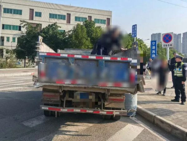 中国星配资 为节约打车费坐货厢，违法载人被查受重罚！