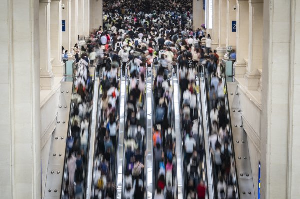 启点配资 新华视点｜人气旺　市面暖　活力足——2025年“五一”假期盘点